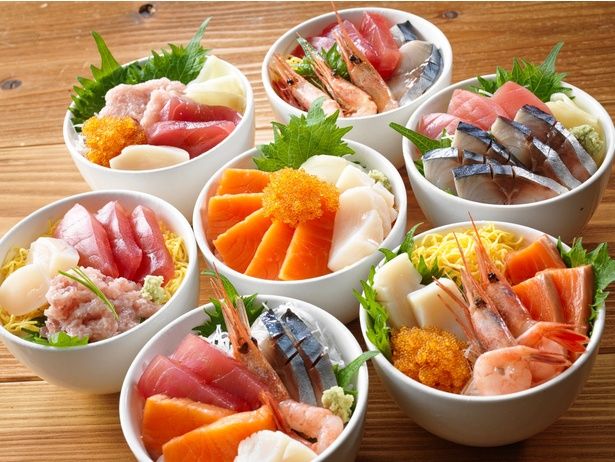 イクラやサーモンなど、好みのネタを好きなだけのせて作る「勝手丼」は必食だ