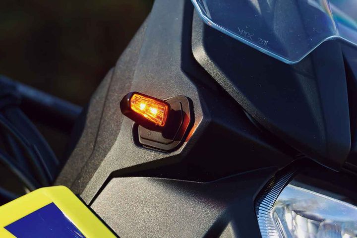 高輝度小型LEDウインカーのZETA RACING「701 LED フラッシャー（6,050円）」は転倒しても壊れにくいコンパクトタイプだ