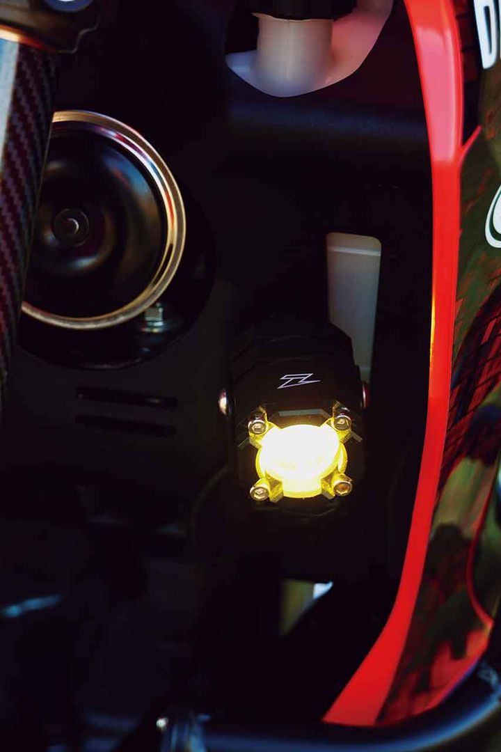 ZETA RACING「LEDフォグライト（23,100円）」はバッテリーへの負担を考慮した消費電力15Wx2個仕様ながら明るさは十分。ハイ/ロー切り替えやイエロー、白色を切り替え可能