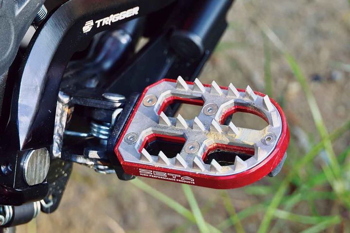 工具を使うことなくゴムカバーとステンレスブレードを切り替え可能なZETA RACING「アドベンチャーフットペグ（18,700円）」