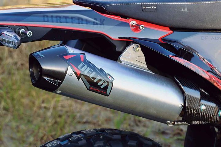 JMCA認定 DELTA「バレル4-Sサイレンサー（53,900円）」と「トルクヘッドパイプ（27,500円）」で扱いやすいパワー特性を得ている