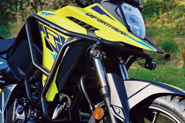 パイプエンジンガード（DAYTONA製）は装着するだけで一気に無骨感が増すアイテム。もちろん不慮の転倒時にはライダーやマシンのダメージを軽減させてくれる。分割構造なのでデザイン性も高い