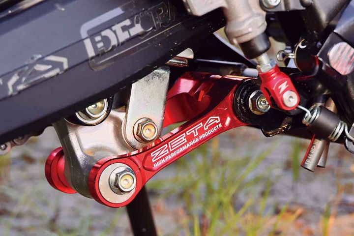 リンクロッドの軸間距離を変更することでシート高を調整できるZETA RACING「アジャスタブルリンク（25,520円）」