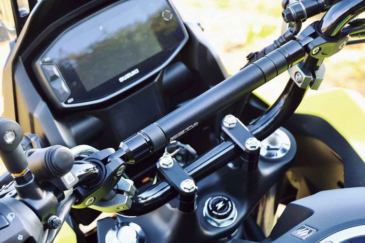 ZETA RACING「バーライズキット（5,060円）」はハンドルバーの高さを上げることを可能にする（14mm、19mm（写真）がラインナップ）。ZETA RACING「アジャスタブルマウントバー ハンドルブレースタイプ（5,500円）はスマホホルダーなどを装着するマルチバーとしてだけでなく、ハンドルバー剛性向上にも寄与する可能性があり、ダート走行向きなのだ