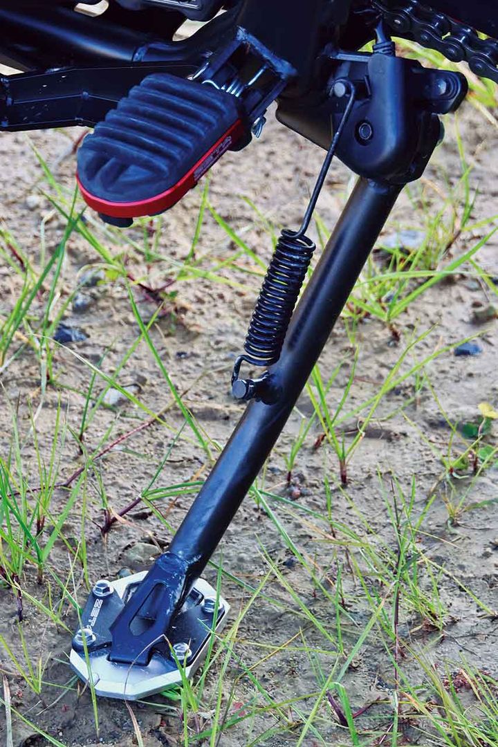 写真のように少しぬかるんだ路面でも安定して停められるZETA RACING「サイドスタンドエクステンダー（5,390円）が便利