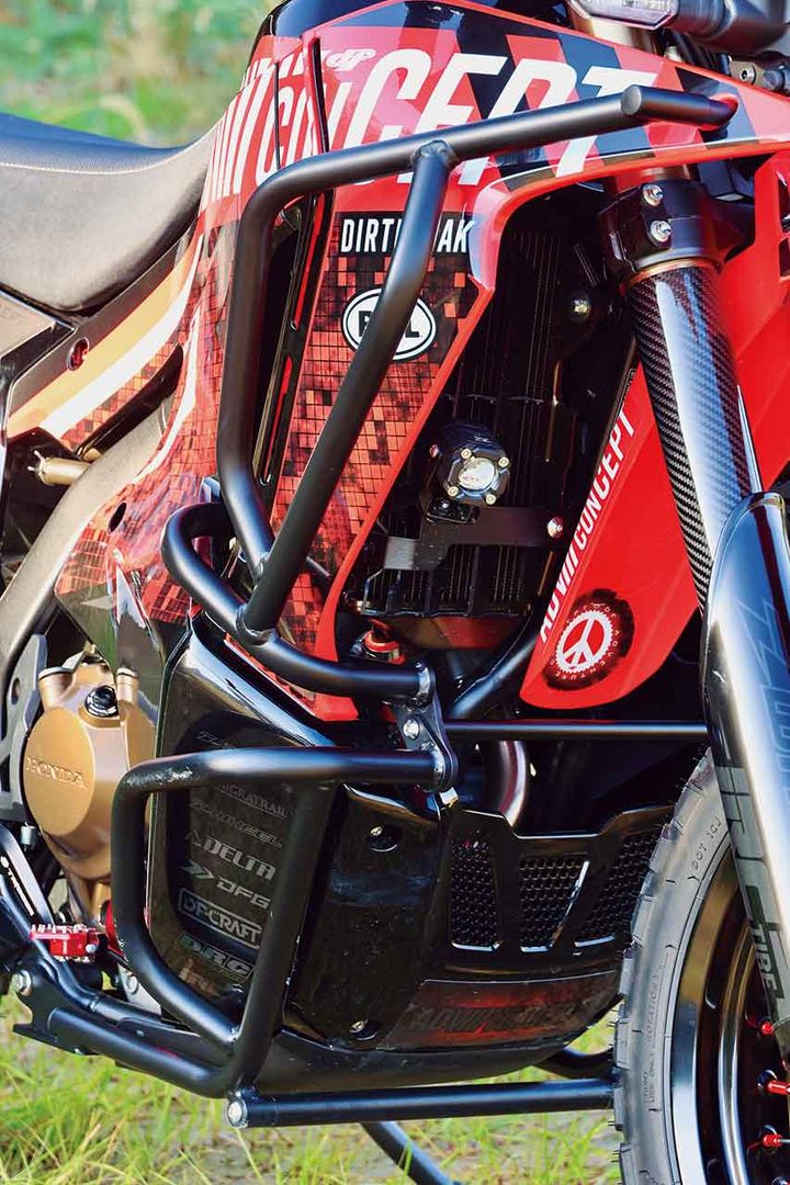 アドベンチャーらしいルックスへの必須アイテムがZETA RACING「パイプタンクガード（27,500円）」。ラジエターシュラウドをスチール製パイプで強固にガードしよう