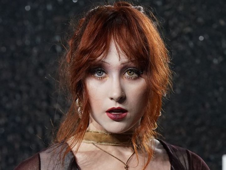 チャペル・ローン、グラミー賞で波紋を呼んだ衝撃ドレスにコメント 世間の反応に「笑える」 （C）AFLO width=