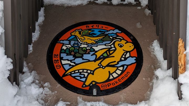 福井県大野市。深い雪に包まれたこの街で、ある「マンホール」に注がれた〝愛〟がSNSで話題を呼んでいます。