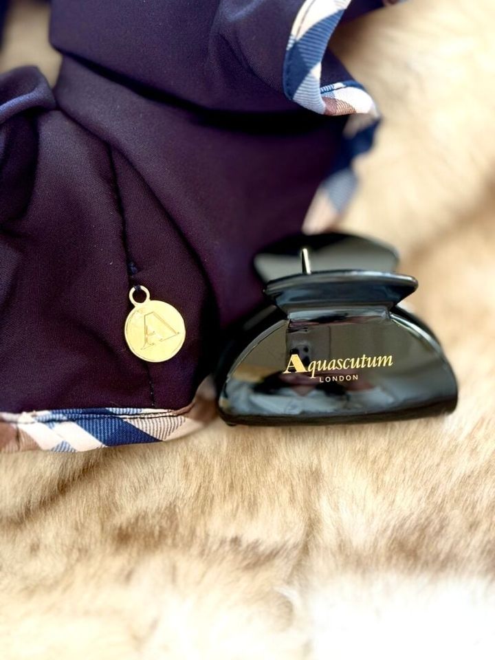 ヘアクリップには、ブランドロゴ！ビッグシュシュにはゴールドのチャームが大人かわいい♡