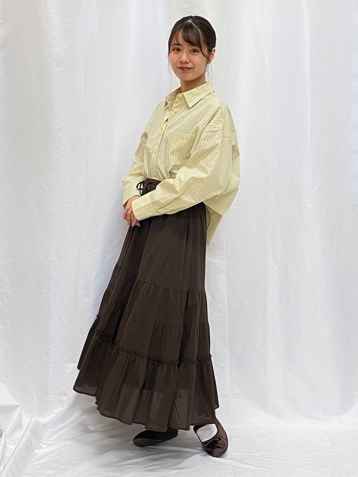 さまざまなコーデに合わせられるバレエスニーカーは万能 出典：StyleHint