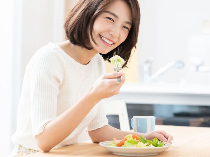 【児童精神科医が解説】食生活は健康な体をつくるだけでなく、成長途中の「脳」にも深く関係しているようです。思春期から20歳前後にかけて、野菜や果物をよく食べている人ほど、成績や記憶力、集中力が高く、気分も安定しやすいと報告されました。分かりやすく解説します。（※画像：Shutterstock.com）