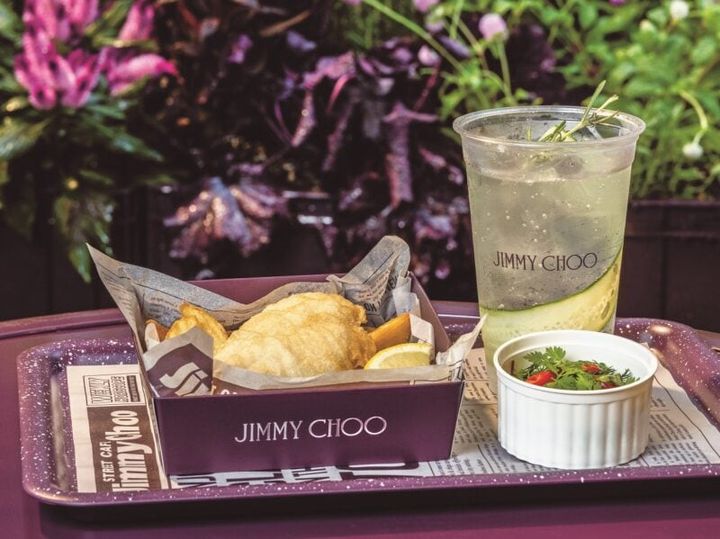 イギリスを代表する伝統的なメニュー「フィッシュ＆チップス」と「ヴァージントニック」