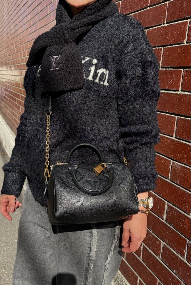 ストールとバッグはルイ・ヴィトン