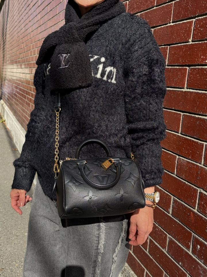 ストールとバッグはルイ・ヴィトン