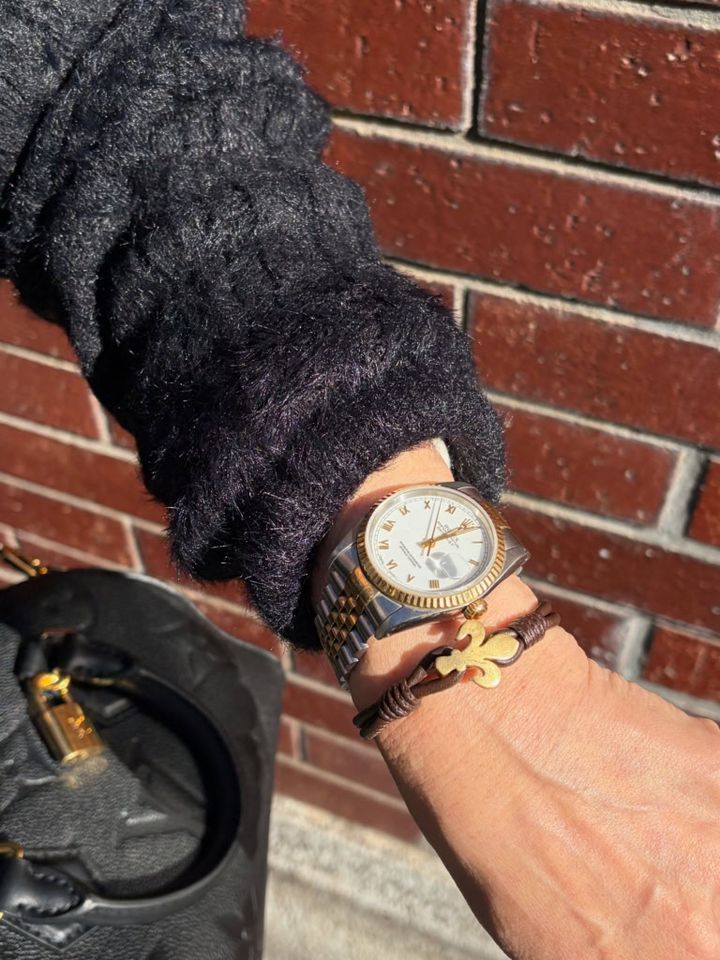 時計はロレックス、ブレスレットはHUMILIS