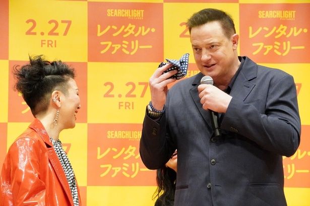 ブレンダン・フレイザー、チームに愛情を傾けて感無量の面持ちを見せた