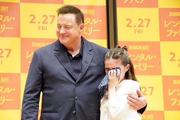 【写真を見る】涙するゴーマン シャノン 眞陽を励ますブレンダン・フレイザー