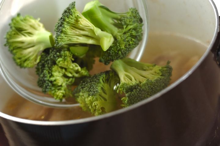 鶏とブロッコリーのスープの作り方2