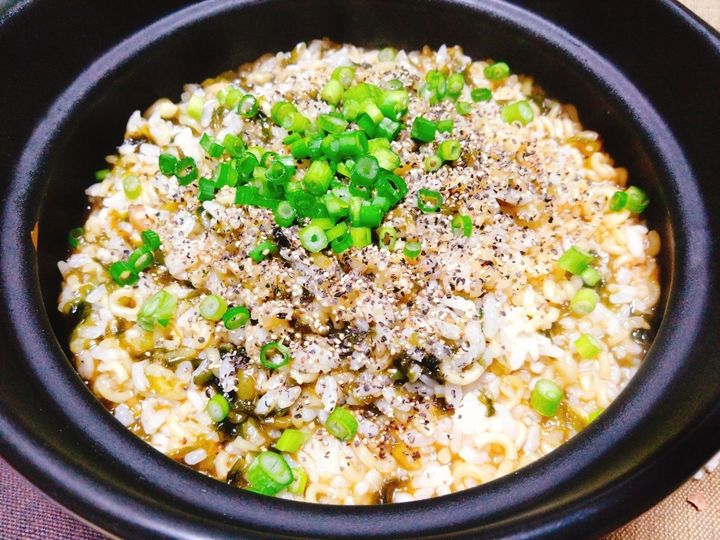 韓国アイドルが作ってる砕いたラーメンとご飯を煮込む라죽【ラーメン粥】