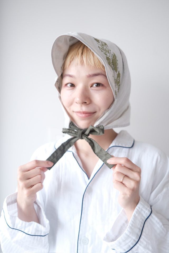 シルクハットかぶった女性