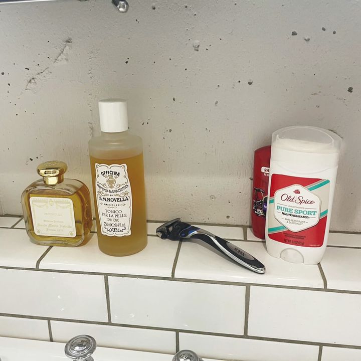 〈サンタ・マリア・ノヴェッラ〉の「パチューリ」、〈シック〉シェービングレザー、〈サンタ・マリア・ノヴェッラ〉化粧水