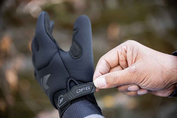 ベルクロで手首をしっかりホールドし、冷たい走行風の侵入を防止。フィット調整もしやすく冬の操作性を高める