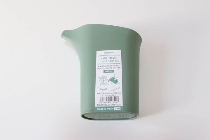 ダイソーのスリム水差し