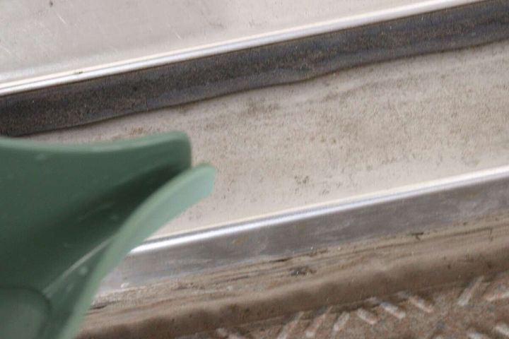 ダイソーのスリム水差しはちょこっと掃除に便利