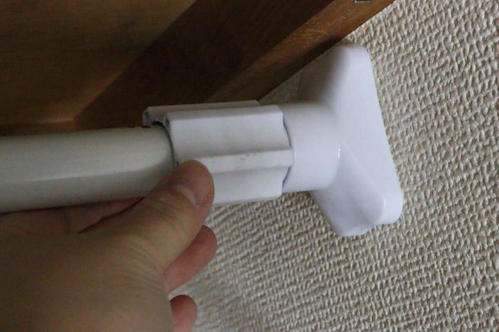 つっぱり棒（ねじ止め式、75cm～120cm、直径2.5cm～2.8cm） ダイヤルを回す