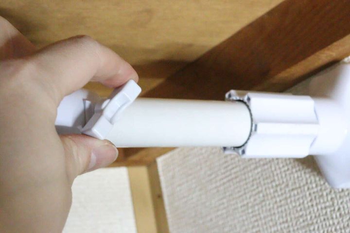 つっぱり棒（ねじ止め式、75cm～120cm、直径2.5cm～2.8cm） ロックネジを締める
