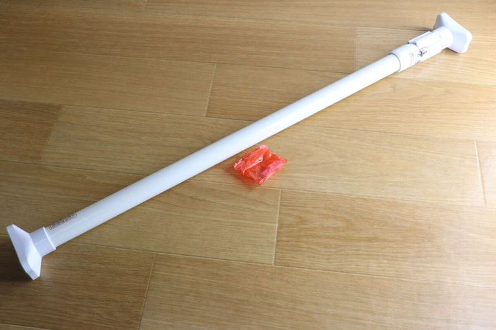 つっぱり棒（ねじ止め式、75cm～120cm、直径2.5cm～2.8cm）
