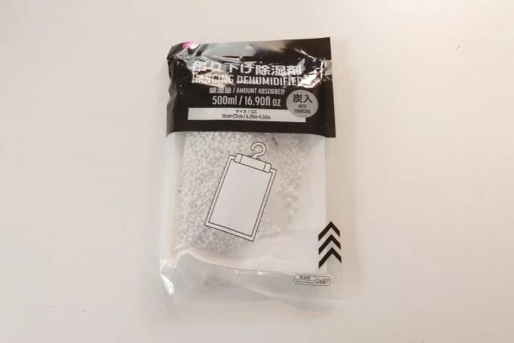 ダイソー 吊り下げ除湿剤（500mL、炭入）