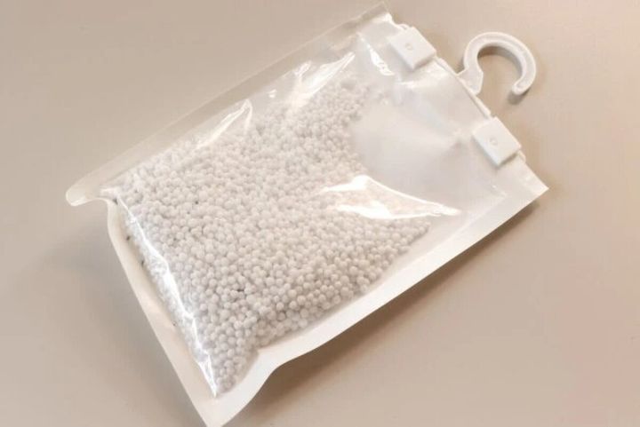 ダイソー 吊り下げ除湿剤（500mL、炭入） 使用例