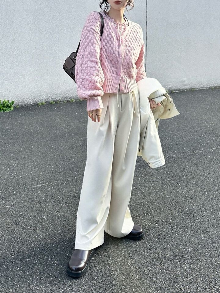 2026大人女性おすすめ春色ピンクニットカーディガン×白ワイドパンツ
