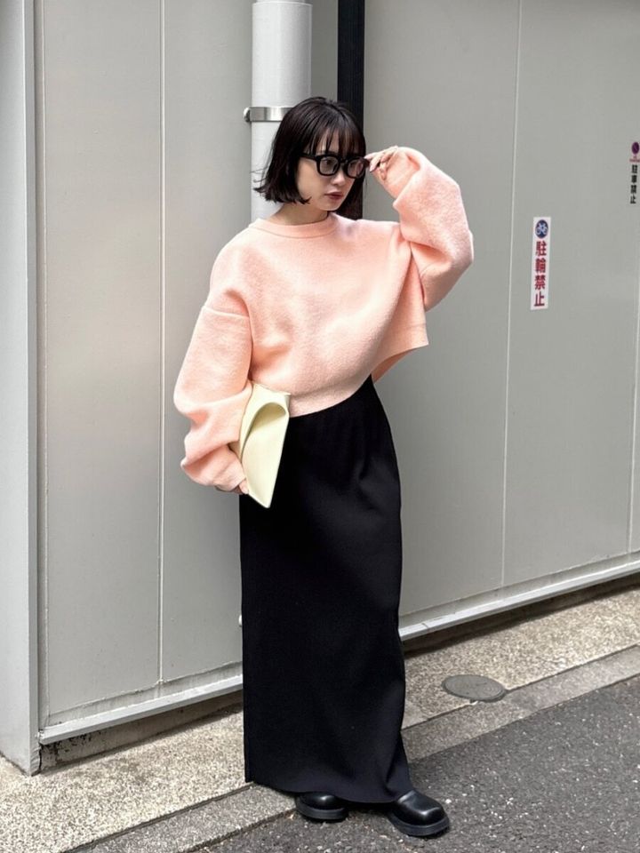 2026大人女性おすすめ春色ピンククロップドニット×黒ナロースカート