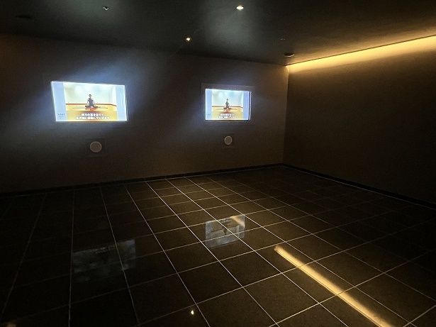 モニターを見ながら“ホットヨガ”に挑戦しよう