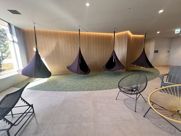 とんがり帽子のような中に入ってひと休み