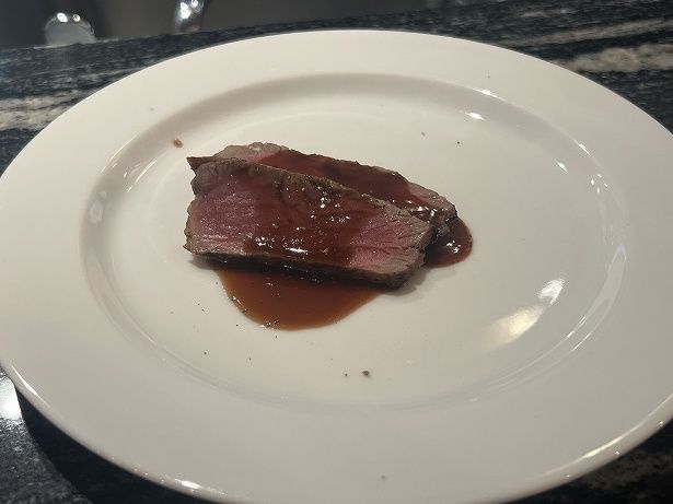 目の前でカットしてくれるステーキ