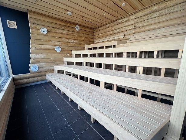 ひな壇状になっていて座る場所によって温度が変わるのを温度計で確認できる