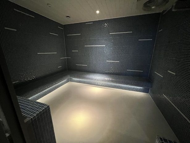 「フィンランドサウナ」の横にある「クールルーム」