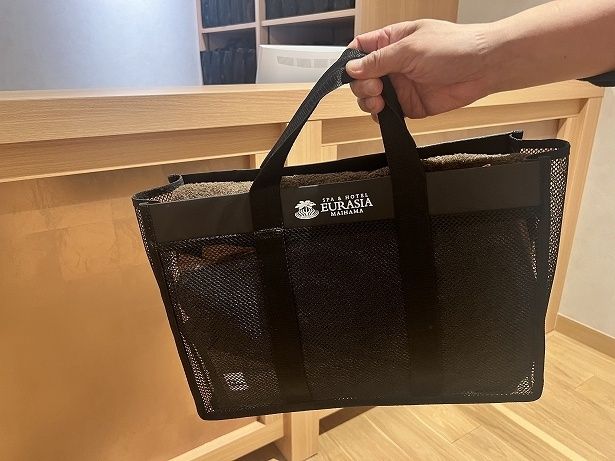 「SPA＋」の岩盤浴着、岩盤浴用タオルをスパバッグに入れて渡される
