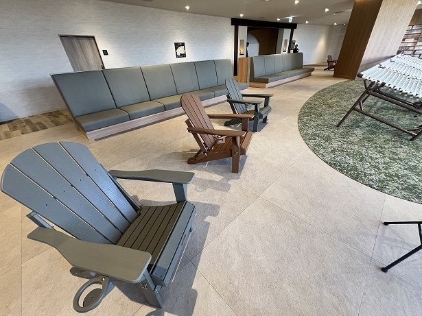 休憩エリアに異なる椅子やネットなどがあるのも楽しい