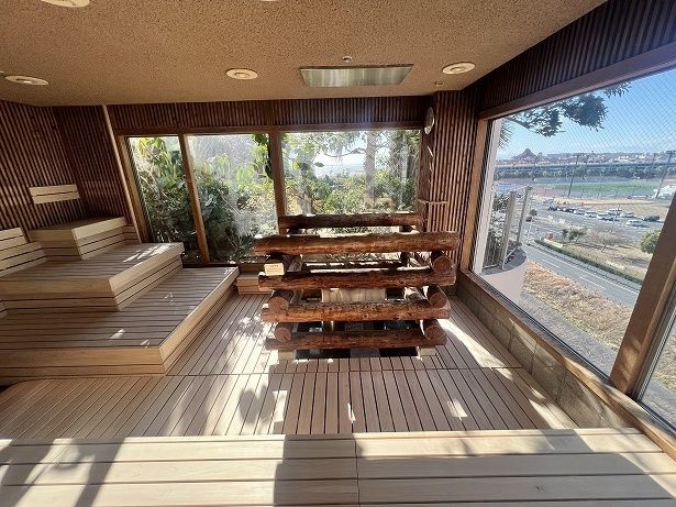 サウナ室の2面がガラス窓となっていて外の景色を見ながら入れる