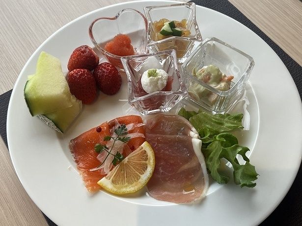 見た目が鮮やかなメニューも充実