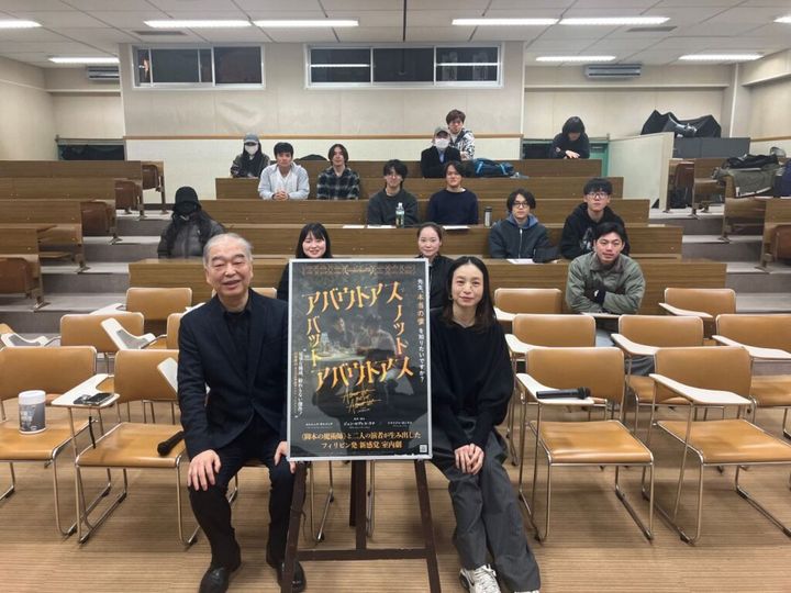 日本映画大学での試写会時の石坂健治学部長(左)、サムワンズガーデンの津留崎麻子さん(右)