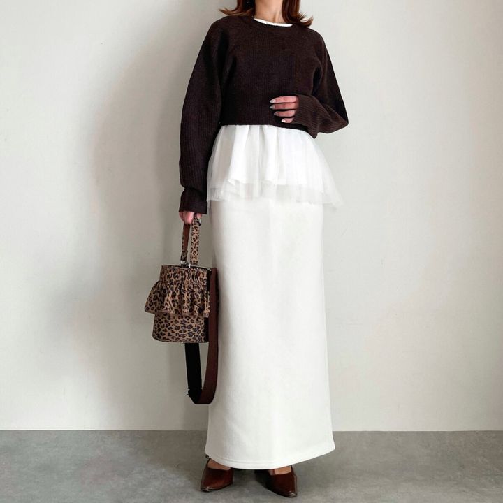 GUヘビーウェイトスウェットナロースカートと短丈ニットのレイヤードコーデ