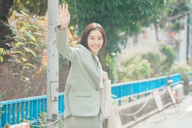 【写真を見る】新木優子が漆原の悲しき過去に大きく関係する、遥を演じる [c]2026「ほどなく、お別れです」製作委員会 [c]長月天音／小学館