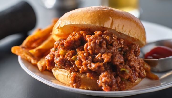 sloppy joe sandwich on plate with french fries and ketchup フレンチフライとケチャップを添えたスロッピージョーサンドのプレート