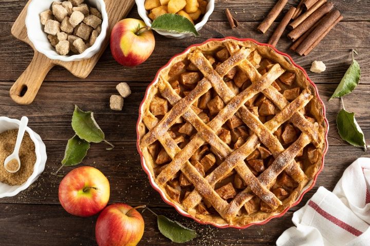 Apple pie. Traditional american apple pie with fresh apples and cinnamon アップルパイ。新鮮なリンゴとシナモンを使った伝統的なアメリカンアップルパイ