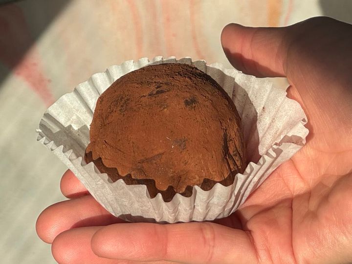 「ドバイもちクッキー ピスタチオ 100g」を手に持った様子